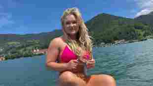 Sophia Thiel zeigt sich auf einem Boot am Tegernsee im pinken Bikini