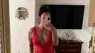 Danni Büchner posiert in einem roten Bikini vor ihrem Spiegel für ein Instagram-Foto