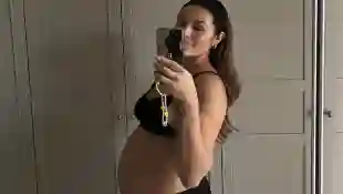 Anna Maria Damm zeigt ihren Babybauch