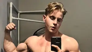 „Physical: 100“-Star Florian lässt auf einem Selfie seine Muskeln spielen