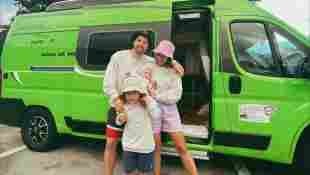 Sarah Engels und ihre Familie posieren zusammen vor einem Van, mit dem sie in den Urlaub fahren wollen