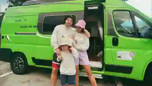 Sarah Engels und ihre Familie posieren zusammen vor einem Van, mit dem sie in den Urlaub fahren wollen