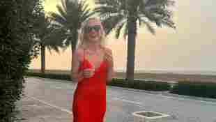 Janin Ullmann postet aus ihrem Urlaub über die Osterfeiertage Bilder in einem roten Kleid ohne BH und rückenfrei