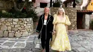 Rebel Wilson und ihre Freundin Ramona laufen händchenhaltend durch die Straßen Italien