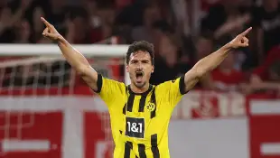 Mats Hummels streckt die Arme freudig in die Luft bei einem BVB-Fußballspiel
