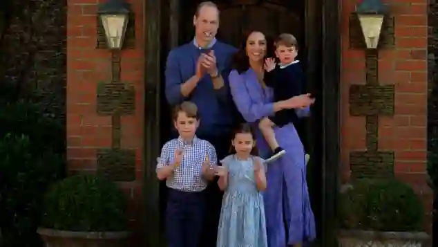 Prinz William, Herzogin Kate, Prinz George, Prinzessin Charlotte und Prinz Louis klatschen für das Pflegepersonal