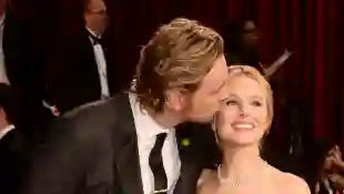 Dax Shepard küsst Kristen Bell auf die Wange auf dem roten Teppich