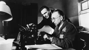 Schindlers Liste Liam Neeson Ben Kingsley Auf Spielberg Filme wie Schindlers Liste ist der Pro