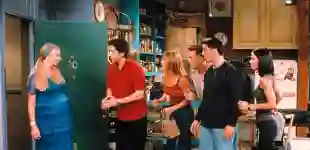 Lisa Kudrow, David Schwimmer, Jennifer Aniston, Matthew Perry, Matt LeBlanc und Courteney Cox in einer Szene aus „Friends“