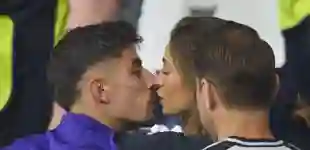 Kai Harvetz und Sophia Weber küssen sich nach dem Deutschland-Schweiz-Spiel bei der EM 2024