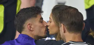 Kai Harvetz und Sophia Weber küssen sich nach dem Deutschland-Schweiz-Spiel bei der EM 2024