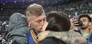 Toni Kroos küsst seine Frau Jessica