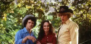 Tom Wopat, Catherine Bach, John Schneider wurden durch die Serie „Ein Duke kommt selten allein“ berühmt