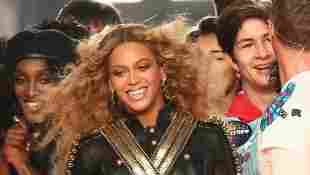 Beyoncé Knowles mit cooler Bikerjacke beim Super Bowl 2016