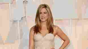 Jennifer Aniston kam in Versace auf die Oscar-Verleihung 2015