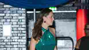 Kate Middleton 2008 farbenfroh beim Roller Skaten
