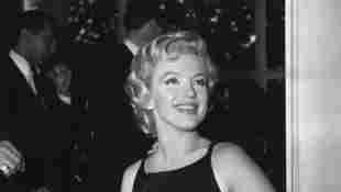 Die amerikanische Filmschauspielerin Marilyn Monroe (1926-1962) hat auf einer Pressekonferenz im Savoy Hotel in London ihren bevorstehenden Film "The Prince and the Showgirl" veröffentlicht.