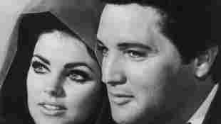 Priscilla und Elvis Presley bei ihrer Hochzeit im Jahr 1967