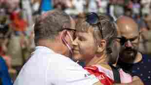 Fürstin Charlène von Monaco umarmt Fürst Albert II. bei der Waterbike Challenge