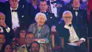 Königin Elisabeth II. strahlt bei einem Auftritt im Mai 2022