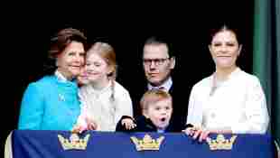 Königin Silvia, Prinzessin Estelle, Prinz Daniel, Prinz Oscar, Prinzessin Victoria Schweden Balkon