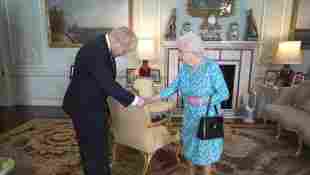 Boris Johnson verneigt sich vor der Queen: Fällt euch das Detail im Bild auf?