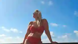 Angelina Kirsch im Bikini als heiße Lady in Red
