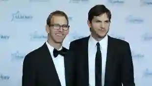 Ashton Kutcher mit seinem Zwillingsbruder Michael