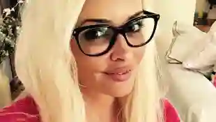 Daniela Katzenberger posiert mit sexy Brille