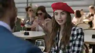 Lily Collins in einer Szene aus der Serie „Emily in Paris“