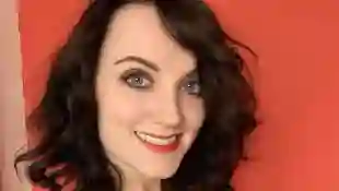 Evanna Lynch überrascht mit schwarzen Haaren