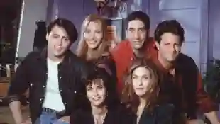 (obere Reihe von links) Matt LeBlanc, Lisa Kudrow, David Schwimmer, Metthew Perry, (untere Reihe) Jennifer Aniston und Courtney Cox haben bei „Friends“ die Hauptrollen gespielt