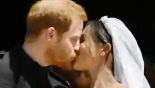 Prinz Harry und Meghan Markle küssen sich nach der Trauung