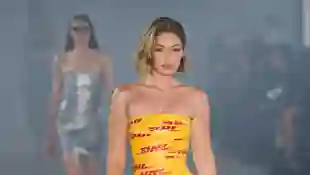 Gigi Hadid in DHL-Klebeband