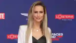 jenice heiß freizügig outfit look muskeln sixpack