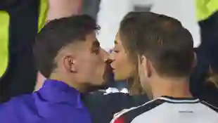 Kai Harvetz und Sophia Weber küssen sich nach dem Deutschland-Schweiz-Spiel bei der EM 2024