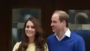 Erste Fotos: Kate Middleton und Prinz William zeigen ihre Tochter vor dem St. Mary's Hospital