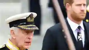 König Charles und Prinz Harry