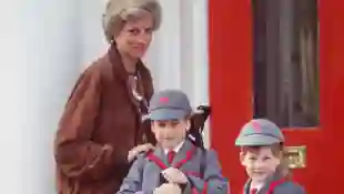 Lady Diana bringt Prinz William und Prinz Harry in die Schule