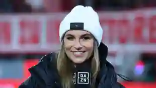 Laura Wontorra bei der Fußball 1. Bundesliga