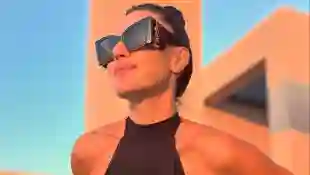 nazan eckes heiß sexy badeanzug freizügig body haut