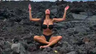 nicole scherzinger heiß sexy bikini vulkangestein haut lava