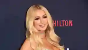 Paris Hilton im Transparent-Kleid