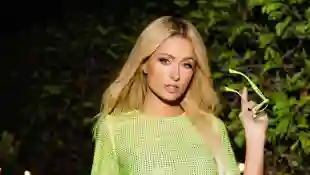 paris hilton heiß sexy outfit beine instagram freizügig hüllenlos hose