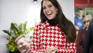 Prinzessin Kate Mutterschaftsmantel rot weiß Hahnentritt Prinz William schwanger Prinz Louis
