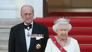 Prinz Philip und Königin Elisabeth II. vor dem Schloss Bellevue