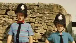 Prinz William und Prinz Harry als Kinder als Polizisten verkleidet
