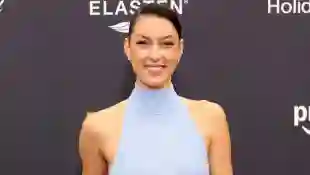 rebecca mir heiß sexy freizügig haut dusche hüllenlos