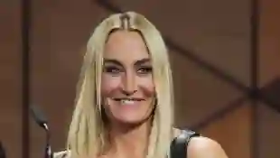 sarah connor heiß sexy pool freizügig tauchen