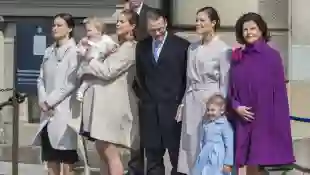 Sofia Hellqvist, Prinzessin Madeleine mit Tochter Prinzessin Leonore, Prinz Daniel, Prinzessin Victoria, Prinzessin Estelle und Königin Silvia